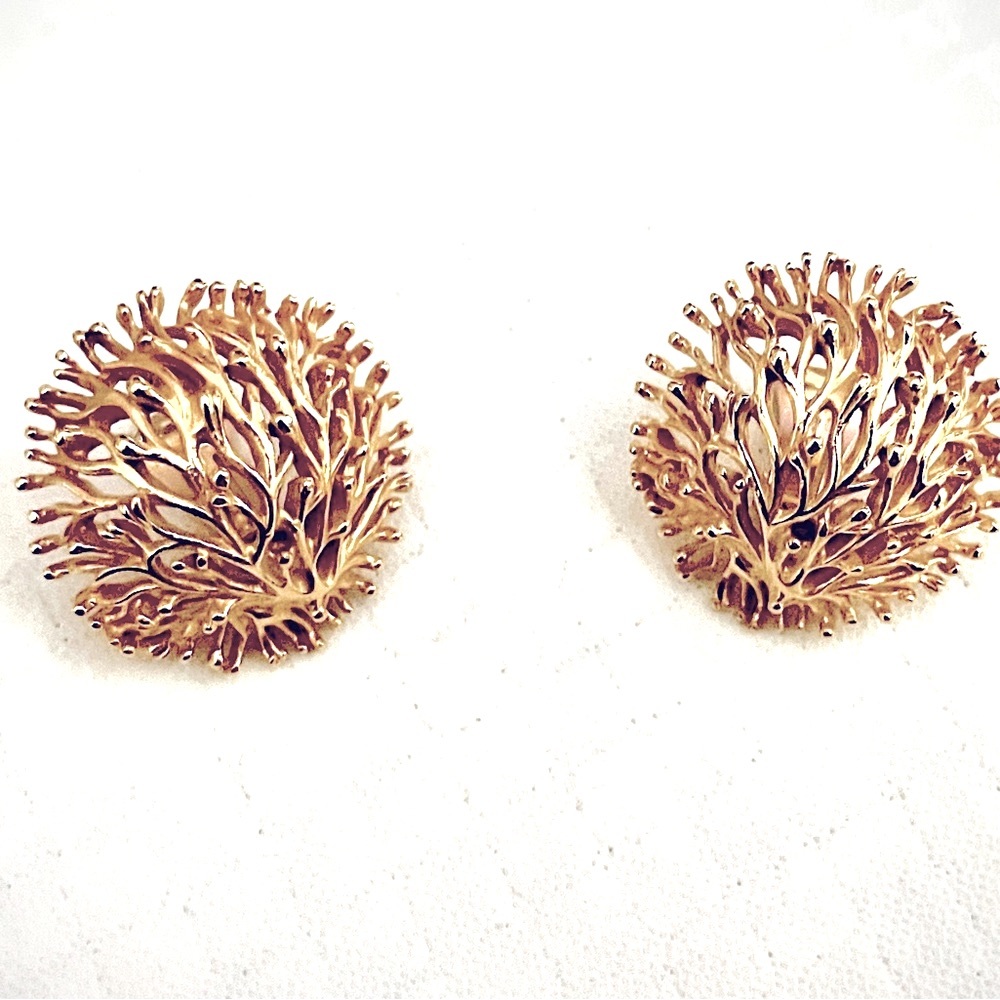Like new Vintage Gold Reef Clip Earrings
